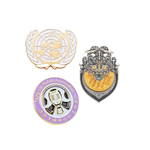 Badges de personnages <span class=keywords><strong>d</strong></span>'anime de style moderne personnalisés, accessoires portables mignons - Série de broches pour vêtements - Product Image 4