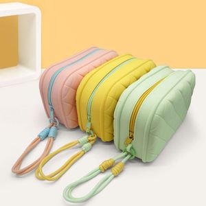 Sac de rangement pour maquillage en silicone, résistant à l'eau, durable, grande capacité, avec fermeture éclair et poignée souple, écologique et tendance - Product Image 2