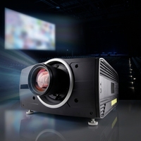 Proyector Barco F70-4K8 4K UHD DLP, 7500 Lúmenes, Fuente de Luz Láser 360 °   Instalación flexible y giratoria para escenarios a gran escala
