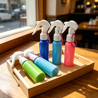 Bouteille de voyage portable en PET de 60 ml (2 oz) avec logo personnalisé, vaporisateur à gâchette, clip de suspension et mousqueton pour liquides cosmétiques