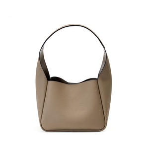 กระเป๋าหนังสะพายไหล่ผู้หญิง หนังวัวแท้ชั้นแรก ทรงถัง/ตะกร้า ความจุ 2-2.9 ลิตร ปิดด้วยตัวล็อค กระเป๋าใต้วงแขน รุ่นปี 2022 ดีไซน์เฉพาะกลุ่ม - Product Image 6