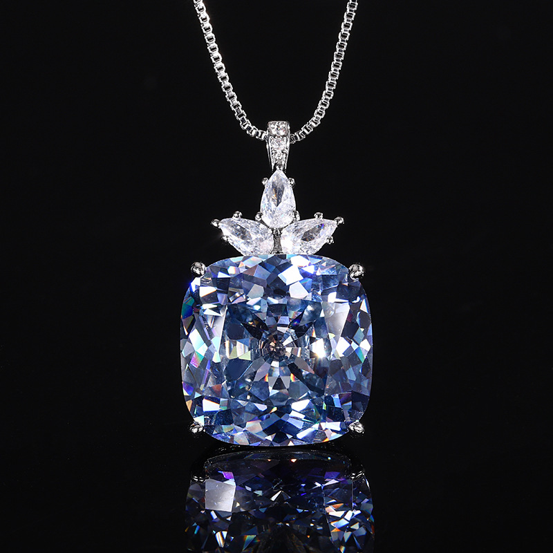 Pendentif nid d'oiseau blanc plaqué bleu avec chaîne