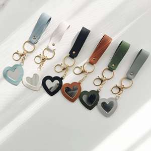Llavero de Lujo con Logotipo Personalizado, Forma de Corazón, Accesorio para Bolsa, Colgante de Cuero PU con Borla y Espejo - Product Image 1