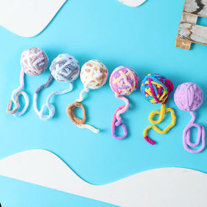 للبيع بالجملة كرة لعبة بلاستيكية متينة للكلاب والقط بحبل مقاوم للعض وجرس ملون محفز ذاتيًا - Product Image 2