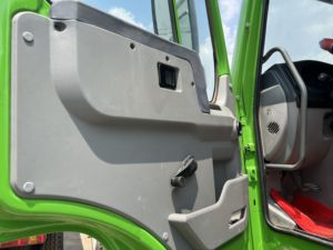 Camión Tractor Usado Sinotruk Euro2 Diésel 6X4 con Volante a la Izquierda, HOWO de 10 Ruedas, Capacidad de Carga de 21-30T, 371hp, Cámara Trasera de 360° - Product Image 4