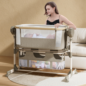Lettino per Neonati in Metallo con Cestino Portaoggetti, Zanzariera e Ruote in Alluminio per Camera da Letto e Ospedale - Product Image 1