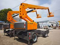 Nacelle élévatrice articulée automotrice à bras courbé de bonne capacité de franchissement pour terrains en pente