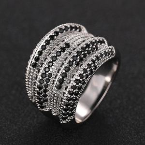 Anello Irregolare Stratificato in Pietra Nera per Donne, Gioiello da Dito Elegante e alla Moda - Product Image 1