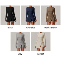 Ensemble de tenue de sport 2-en-1 pour femme : jupe de tennis unie sans dos et combinaison de sport à manches longues avec short intégré