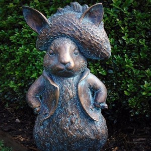 Ornement de jardin en bronze en forme de lapin avec chapeau, décoration extérieure résistante aux intempéries, finition métallique, sculpture animale pour cour - Product Image 1
