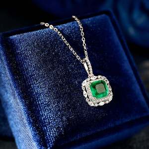 Collana con ciondolo irregolare verde per donna, catena da collo alla moda in stile esotico - Product Image 3