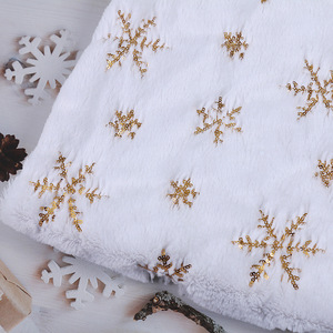 Tissu en polaire PV super doux brodé de flocons de neige dorés et argentés, tissu brillant pour vêtements - Product Image 6