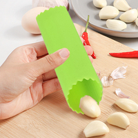 Offre Spéciale Gadgets et outils de cuisine utiles Tube d'épluchage à rouleau facile accessoires de cuisine souples Presse-ail en silicone Éplucheur/hachoir