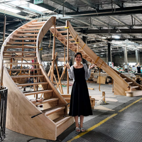 Escaliers en spirale courbés en bois sur mesure pour l'intérieur, avec balustrades en fer forgé, livraison directe d'usine