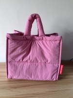 Sac fourre-tout matelassé grande capacité en nylon avec breloque pompon personnalisée OEM/ODM Sac à bandoulière pour femme Vente en gros