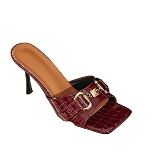 Sandales compensées à talons hauts pour femme avec talons fins et élégants, bout ouvert, couleur rouge bordeaux - Product Image 1