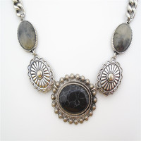 Collier chaîne à maillons en alliage de zinc plaqué argent antique traditionnel pour femme avec design statement en matrice noire
