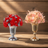Arrangement de fleurs préservées avec vase en métal en forme de trophée 28x18x34 cm, centre de table en rose véritable pour la décoration de la salle à manger et du salon