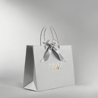Sacs cadeaux en papier kraft écologiques personnalisés avec impression offset, options de design personnalisé et quantité minimale de commande