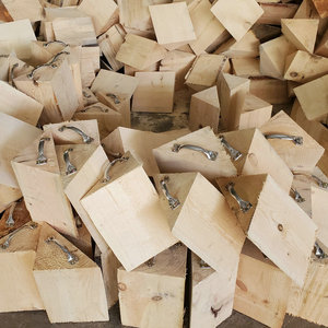 Stoppeurs de roues en bois de pin triangulaires isocèles Dongguan Xianglan avec poignées pour conteneurs logistiques, antidérapants - Product Image 1