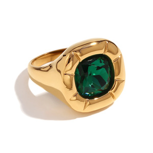 Anillo de Sello Cuadrado Multicolor con Cristales, Chapado en Oro PVD de 18K, de Acero Inoxidable Hipoalergénico, Anillo de Dedo Vintage de Declaración Audaz - Product Image 2