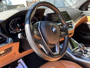 2021 Serie 3 330i XDrive Sedán 4 Puertas con Volante a la Izquierda, Asientos de Cuero, Faros LED, Cámara Trasera, Techo Solar, Pantalla Táctil, Usado - Product Image 3