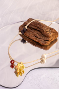 Collier en cordon de coton réglable de style bohème avec pendentif éléphant plaqué argent et perles naturelles |   Bijoux minimalistes faits à la main pour les fêtes unisexes - Product Image 3