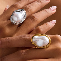 J&D Vintage Eleganter Ring 18K Vergoldeter Edelstahl Klassischer Barock-Perlen Barock-Bernstein-Harz-Ring