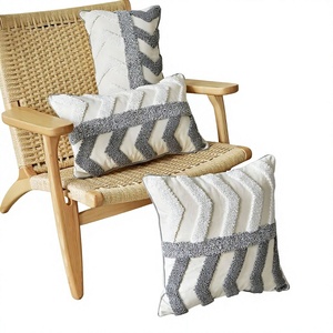 Funda de Cojín Cuadrada Boho Tejida a Mano con Diseño Geométrico Moderno, Blanca y Gris, Lavable, Decorativa, para Uso en Interiores y Exteriores - Product Image 1