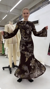 Abito di Lusso Vintage con Stampa Paisley, Collo Rotondo e Design in Rete Sensuale che Esalta il Fascino Retrò - Product Image 3