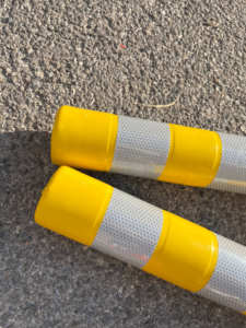 عمود تحذير مرن للمرور من البلاستيك عالي الكثافة بلون برتقالي وأصفر عاكس للضوء بطول 75 سم ووزن 530 جرام - Product Image 4