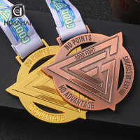 Médaille de combat en métal 3D personnalisée avec logo découpé en forme de triangle, médaille de défi avec ruban