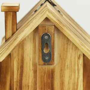 Casas de madeira naturais para pássaros ao ar livre com pássaros pendurados para cardeal de pássaro