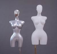 Mannequin féminin brésilien courbé noir mat, grandes hanches, demi-corps en cuir doré mat, grande taille