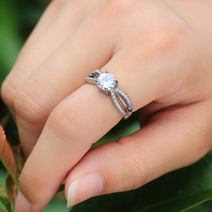 Anello Bicolore Stile Ufficio per Donne, Fascia Rotonda Centrale, Accessorio Gioiello per Outfit Quotidiani e Feste - Product Image 4