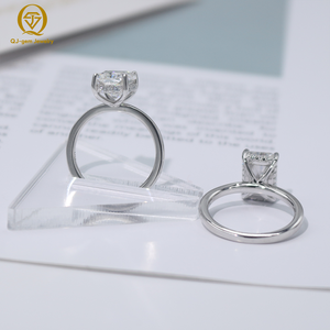 Anillo de Boda Personalizado con Diseño Clásico Minimalista, Engaste de Cuatro Puntas, Oro Blanco/Dorado de 18K, Corte Radiante, Certificado IGI - Product Image 4