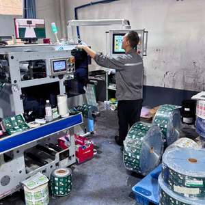 Conception d'étiquettes autocollantes transparentes en vinyle personnalisées pour les bouteilles de boissons, d'eau, de jus, de vin, de cosmétiques - Product Image 4