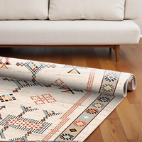 Tapis en laine fait main avec une palette de couleurs terreuses, des formes géométriques symétriques et des motifs floraux pour une décoration intérieure élégante
