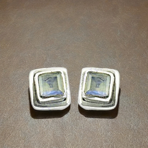 Boucles d'oreilles fines en argent sterling 925 avec boucles d'oreilles en pierres précieuses de forme carrée en pierre de lune arc-en-ciel naturelle - Product Image 1