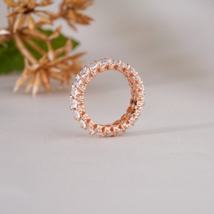 Superbe alliance éternité en or rose 14 carats avec moissanite taille ovale, luxueuse bague de mariage enveloppante pour femme, pièce audacieuse pour un anniversaire. - Product Image 3