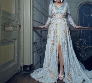 Vestido Elegante de Diseñador con Abertura Frontal |   Vestido Largo para Mujer con Cuentas de Cristal y Piedras - Product Image 1