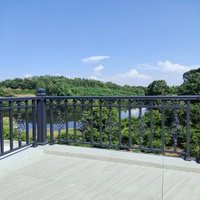 Balustrade de clôture en alliage d'aluminium recyclable et écologique, traitée thermiquement, avec un design durable et résistant aux intempéries