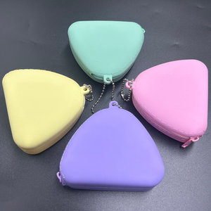 محفظة عملات معدنية عصرية على شكل مثلث ترويجية مخصصة مع سلسلة حقيبة تغيير بسحاب من السيليكون اللطيفة للنساء مع شعار - Product Image 4