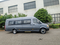 Disposition des portes à ouverture extérieure sur 20 places pour autobus urbains destinés aux opérateurs de transport en commun et aux administrations municipales.