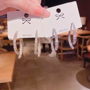 Celebrità della rete di moda coreana con ago in argento S925 con lo stesso stile di delicati orecchini con croce di diamanti