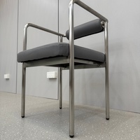 Salle à manger privée, chaises en acier inoxydable avec accents en cuir + table d'appoint ronde, mobilier de restaurant