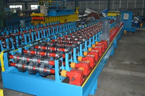 Độ chính xác cao plc-kiểm soát Sàn thép sàn cuộn hình thành máy với động cơ mang cho mái ngói tự động cắt thủy lực - Product Image 2