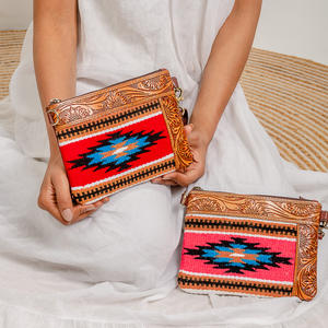 Portefeuille vintage unisexe antivol avec fermeture éclair, porte-cartes en cuir véritable à usage quotidien fait à la main avec lettre décorative - Product Image 3