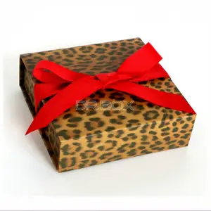 Confezione regalo personalizzata per abbigliamento in cartone stile leopardo con stampa animalier confezione regalo con nastro rosso