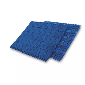 Bande transporteuse modulaire inclinée en polyuréthane blanc avec taquet - Product Image 5